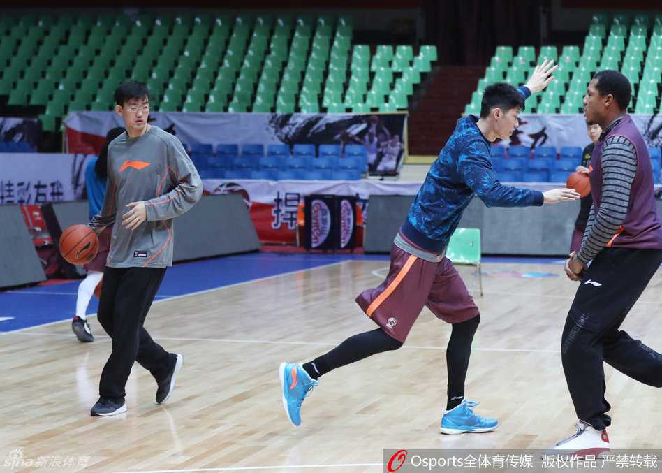 球场上，福特森持球突破，面对防守悍将的贴身紧逼，他压低重心，眼神如刀，瞬间撕裂防线。这不是表演，这是真刀真枪的对抗训练，每一个动作都充满火药味。