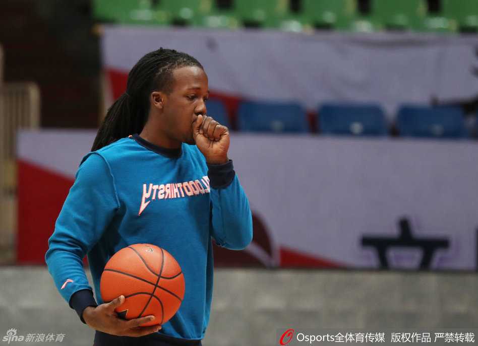 福特森在训练场上眼神专注，肌肉线条在球衣下若隐若现，仿佛一头随时准备扑向猎物的猛兽，浑身散发着‘蓄势待发’的锐气。