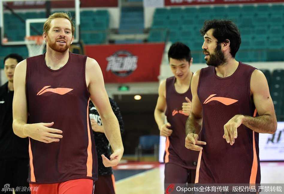 伊朗核心巴赫拉米在训练场上露出久违笑容，面对连败他试图用轻松的心态感染全队，与库克一边拉伸一边商讨战术配合。