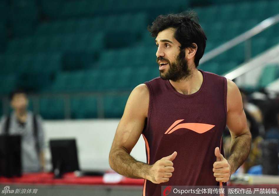 范子铭与郭凯在内线进行高强度对抗训练，两人在篮下寸土必争，年轻的内线组合代表着广州队的未来。