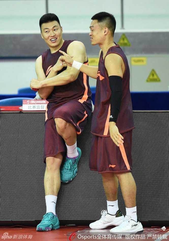 训练结束后，史蒂芬森独自留在场上加练投篮，汗水湿透了他的球衣，夕阳透过球馆的窗户洒在他身上，为他高大的身影镀上了一层金边。