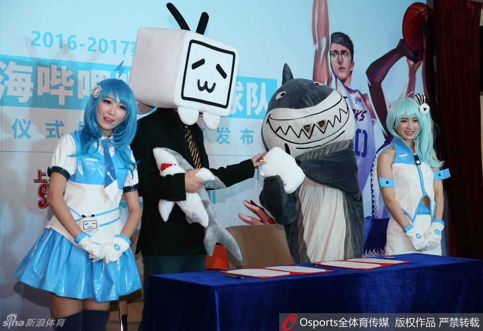 活力四射的二次元萌妹化身篮球应援团，身穿水手服用最甜美的舞姿为上海男篮打Call，瞬间融化源深体育馆的钢铁直男心