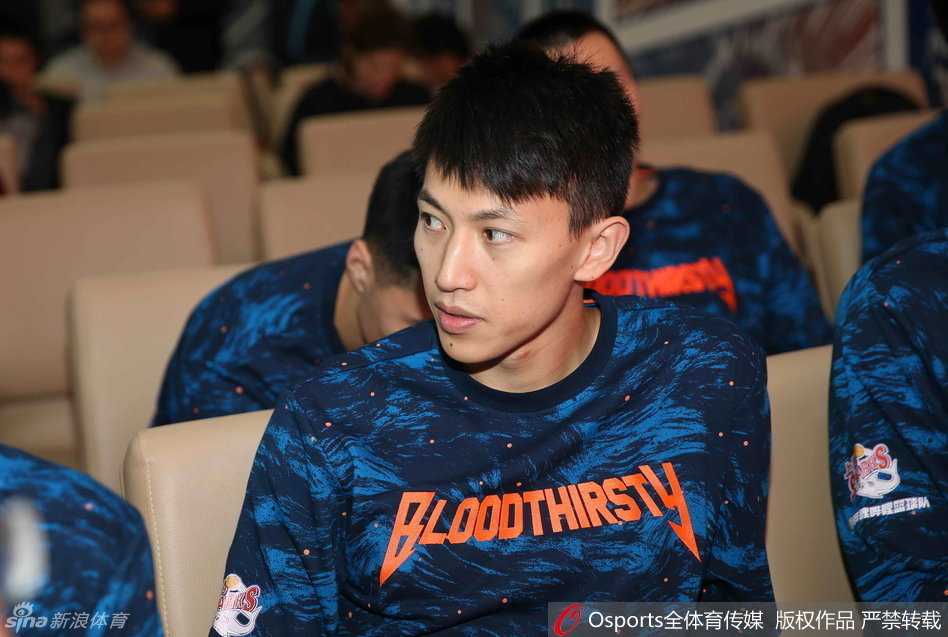 内线守护神张兆旭在出征仪式上获赠新赛季战袍，他身后的背景板写满了“弹幕”，预示着新赛季他将在篮下筑起一道让对手绝望的禁飞区