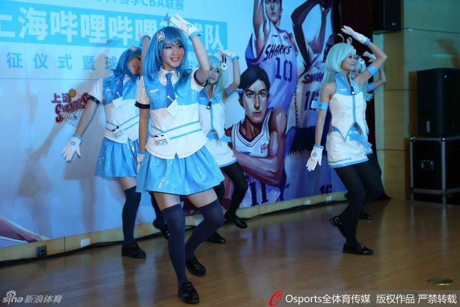 姚明与全体教练组、球员在极具动漫风格的背景板前留下新赛季大合影，老板姚明露出标志性的“暴漫”表情，场面既严肃又充满喜感