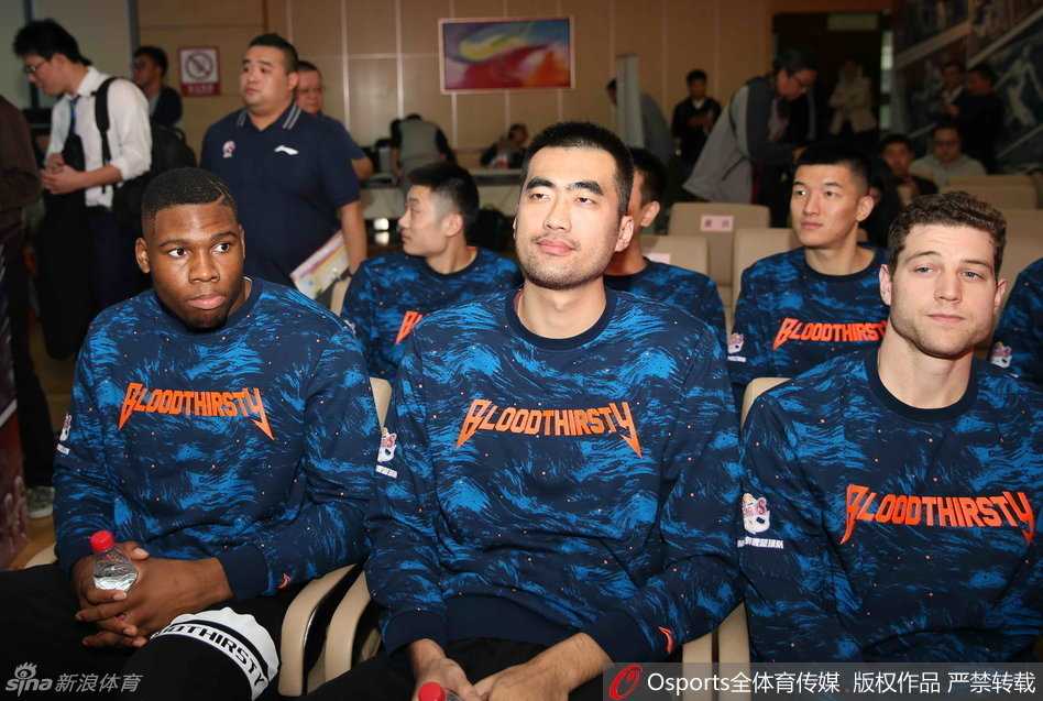 运筹帷幄的主教练刘鹏携全体教练组成员在出征仪式上亮相，他们新赛季打造的团队篮球与坚固防守即将席卷整个CBA联盟