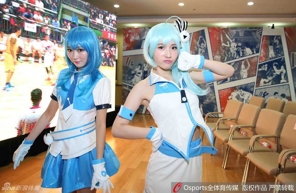 仪式结束后，扮演应援团的二次元少女们与上海男篮的吉祥物‘大鲨鱼’在场地中央欢乐互动。大鲨鱼玩偶憨态可掬地模仿着少女们的舞蹈动作，这一瞬间被镜头捕捉，预示着新赛季的上海男篮将带着这份欢乐与‘二次元’基因，踏上CBA的崭新征程。