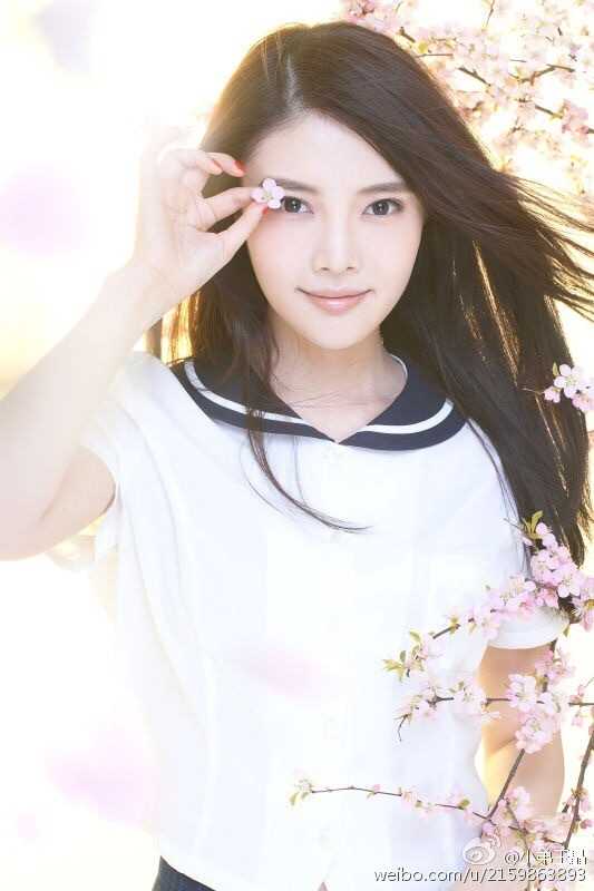 休息间隙，徐冬冬以手撩动秀发，紧身衣勾勒出她纤细的腰肢和挺拔的曲线，事业线在贴身衣物的包裹下更显深邃迷人。