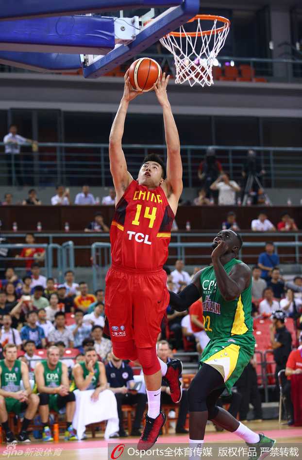 青春靓丽的篮球宝贝随着音乐节拍尽情舞动，她们用无限的活力为现场球迷带来视觉享受。