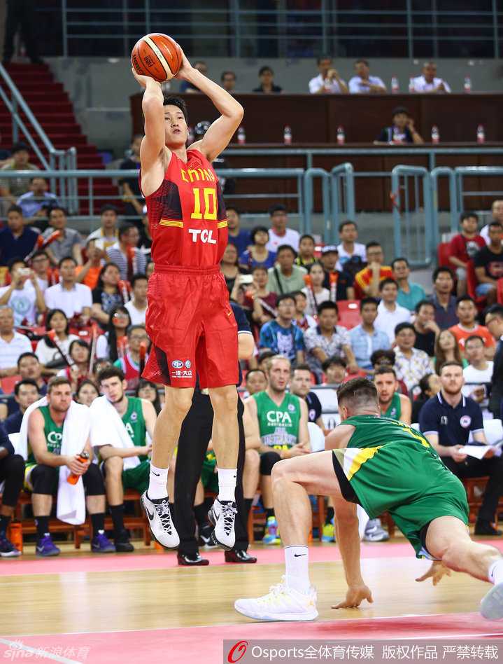 队长周鹏果断中距离跳投，手起刀落，用稳定的投篮为球队添分。