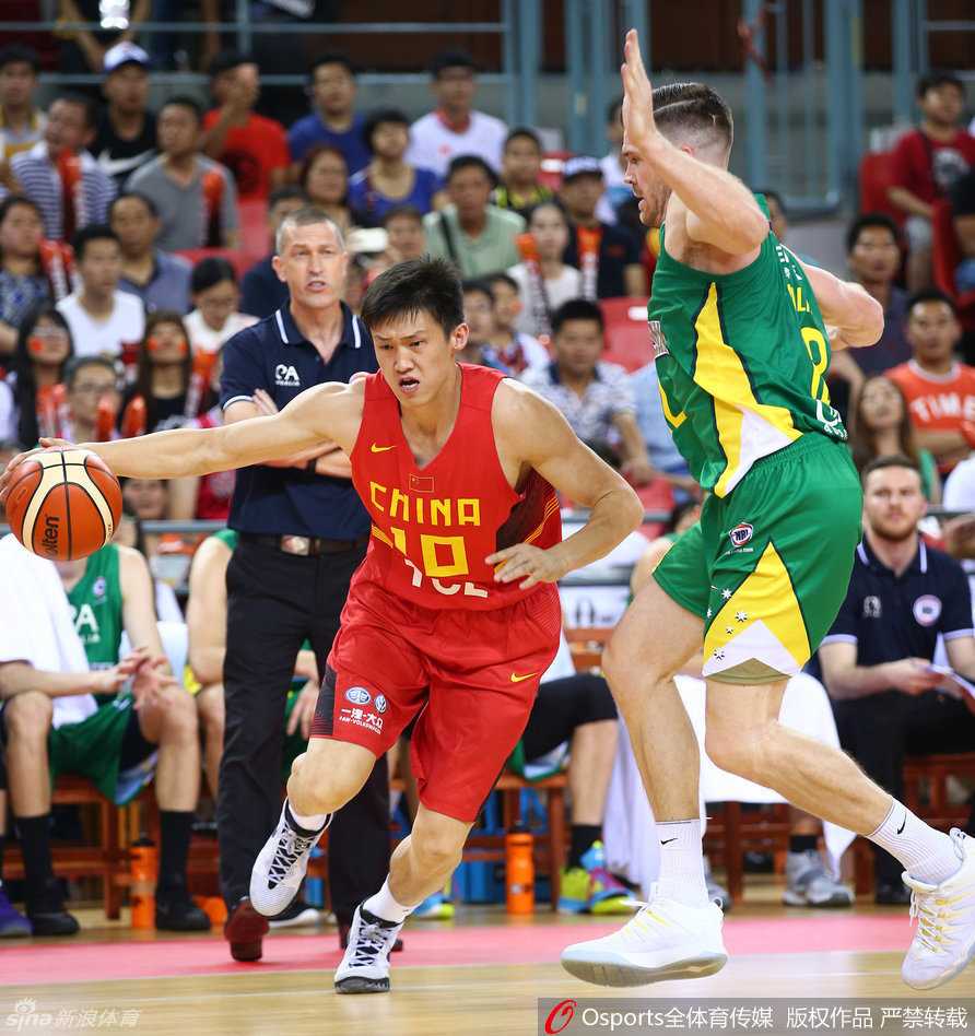 队长周鹏在对手严密防守下，冷静地运球寻找进攻节奏，眼神中透露出杀手的本能。