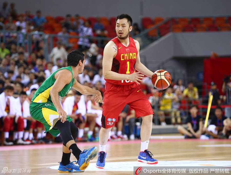 后卫睢冉全神贯注地观察场上局势，作为防守尖兵，他的视线永远锁定着对手的动向。