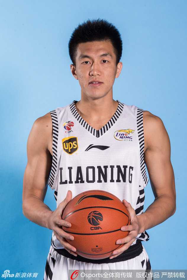 训练间隙，翟晓川与丁彦雨航这对锋线搭档并肩而坐，两人眼神中透着思索与交流，仿佛在探讨着下一次跑位如何能更加默契，将训练场的探讨延伸为赛场上的利刃。