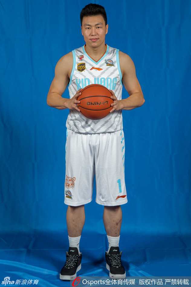 训练结束后，赵继伟与可兰白克勾肩搭背，脸上洋溢着灿烂的笑容，汗水湿透的球衣见证了他们的努力，而这份轻松则源自对彼此的信任和对未来的无限憧憬。