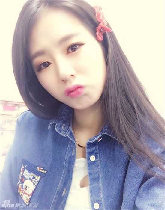 赛场上的朴姬兰专注观赛，紧张时不经意地将手指放在唇边轻咬，姣好的身材在应援服下展露无遗。