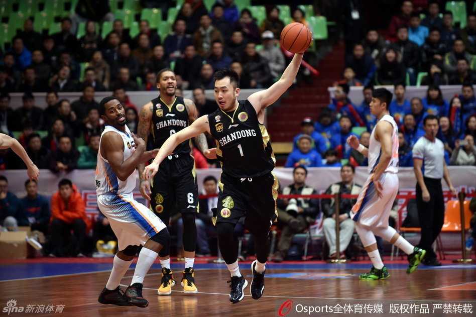 江苏中锋奥登在篮下展现强大的护框能力，他用厚实的身躯卡住对手，坚定的眼神仿佛在说：这是我的地盘。