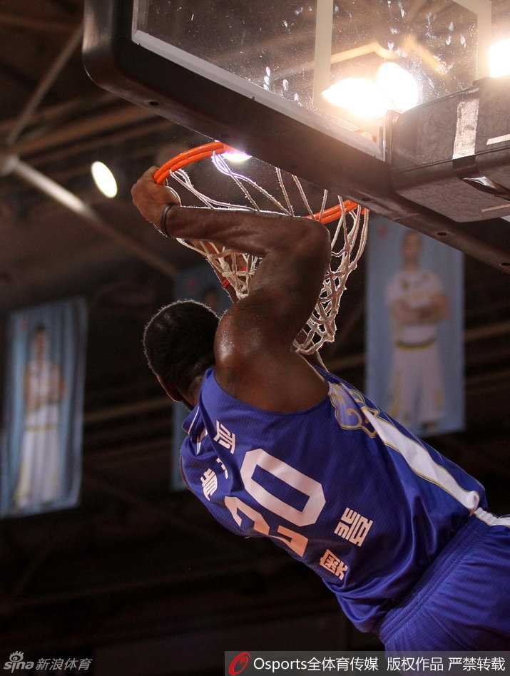 八一中锋德勒黑在篮下咬牙硬抗防守，眼神中透露出不屈的斗志，每一次肉搏都在延续着铁血八一的精神。