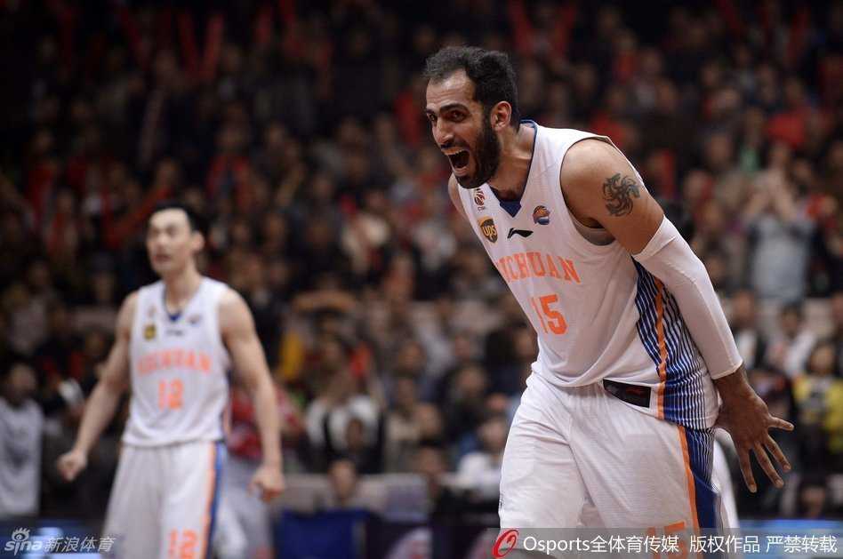 辽宁中锋韩德君在防守中因一次争议判罚而极度不满，他摊开双手向裁判大声申诉，脸上的表情充满了困惑与愤怒