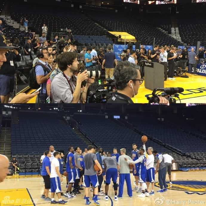 走出通道的勒布朗·詹姆斯终于出现在训练馆灯光下。他身着骑士队白色训练服，正准备伸展筋骨进行赛前热身。尽管只是训练，但“詹皇”的眼神里已经透露出对即将到来的总决赛首战的专注与渴望。