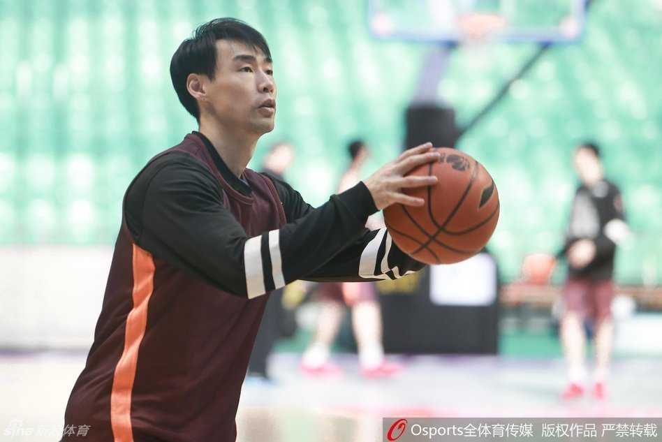 主教练杨学增双手插兜，目光如炬地注视着弟子们的每一个动作。他那看似圆润的身躯里，蕴藏着化腐朽为神奇的篮球大智慧。