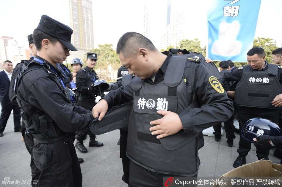 一名特警队员手握对讲机，目光如炬地扫视着周围的人群，他与战友们构筑起守护赛场安全的铜墙铁壁。