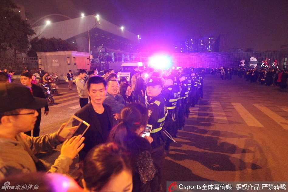 总决赛第三场结束后，成都锦江宾馆外气氛紧张，辽宁队球员与四川球迷发生肢体接触前，现场已拥挤不堪，空气中弥漫着火药味。