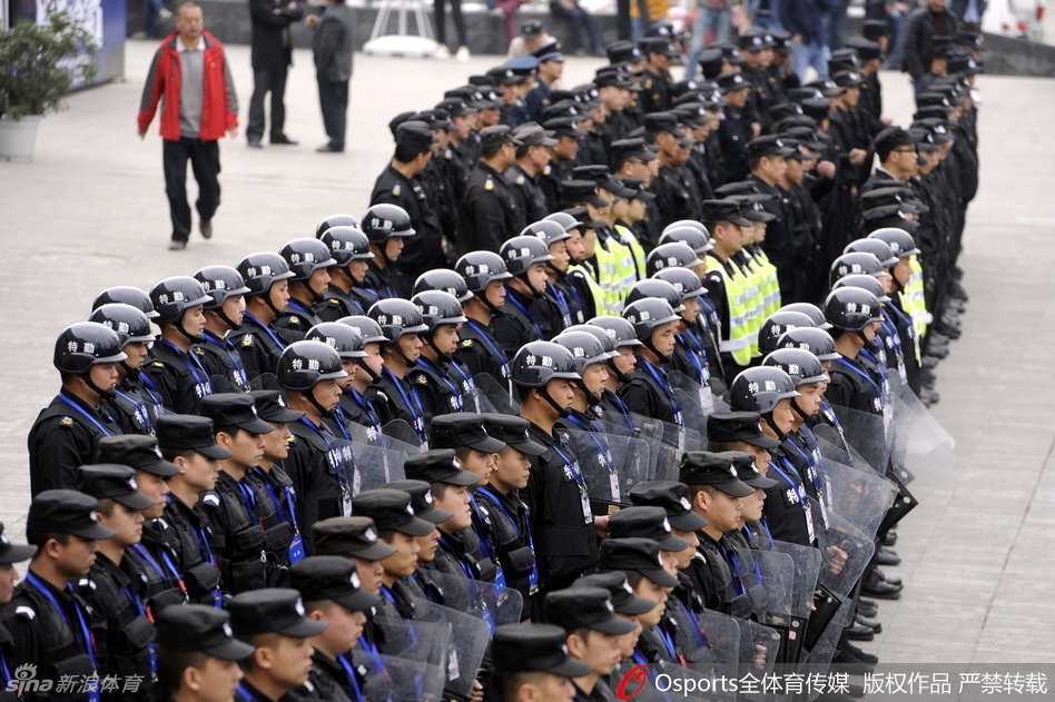 比赛圆满结束，人群渐渐散去。一名安保人员独自站在空荡的看台通道旁，灯光将他的影子拉得很长，他的眼神中写满疲惫，却也透露出任务完成后的释然。