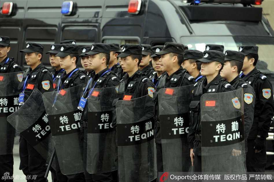 身着黑色作训服的特警队员首次出现在CBA赛场周边，他们手持防暴盾牌，腰挎装备，目光如炬地扫视着涌动的人潮，筑起了一道坚不可摧的防线。