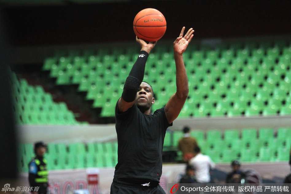 辽宁队外援哈德森在训练中目光如炬，高高跃起投出手中篮球，仿佛要将上一场的失利全部宣泄而出。