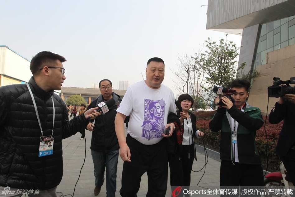 比赛开始前，数名全副武装的特警在体育馆入口处列队执勤，冰冷的枪械和严肃的面容，预示着今晚的安保级别非同寻常。