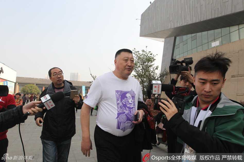 空旷的四川队主场内，几名工作人员正在闲聊，没有了往日训练的喧嚣，只有顶棚的灯光孤单地照亮着空无一人的看台。