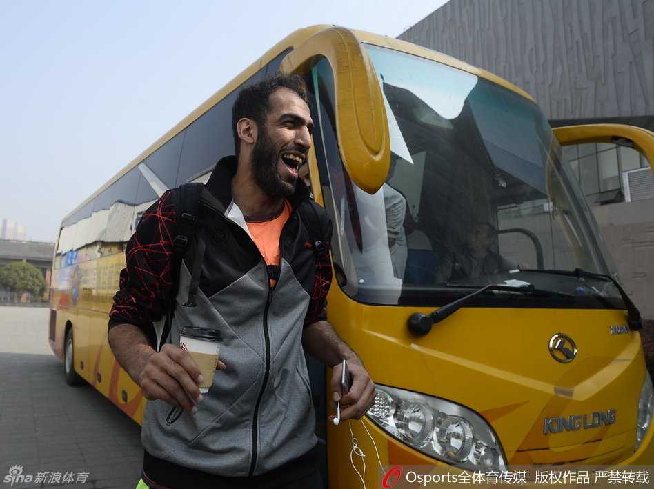 哈达迪面带微笑轻松步入球馆，眉宇间透露着亚洲第一中锋的自信，仿佛在告诉所有人，今晚的内线依然是他主宰的禁飞区。