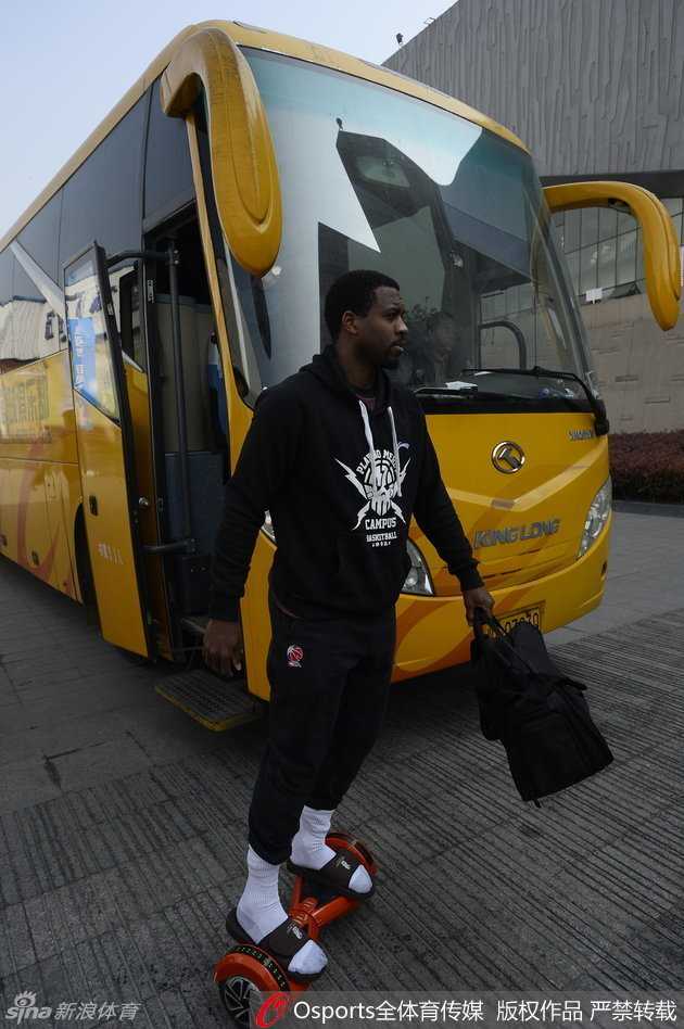 邓特蒙抿着嘴露出一丝不易察觉的微笑，眼神中带着猎手般的冷静，轻松的步伐下隐藏着随时可能爆发的得分能量。