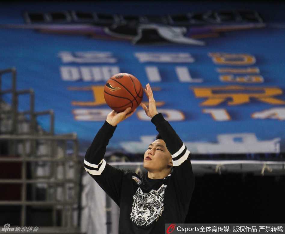 训练结束后，李根成为媒体追逐的焦点，他停下脚步坦然接受采访，面对关于旧主的话题，表情平静中带着一丝对往昔的追忆。