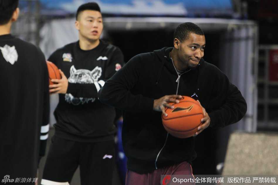 内线搭档苏伟与周琦在训练间隙进行战术交流，苏伟神情专注地比划着，周琦侧耳倾听，这对新赛季的新疆内线组合正努力建立默契。