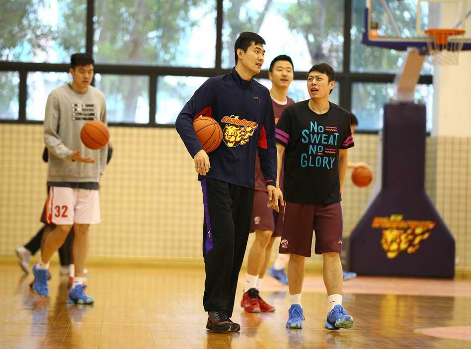 队长周鹏高高跃起，专注地练习投篮，他的姿态充满了力量感，作为球队的中坚，他必须在生死战中拿出更好的表现。