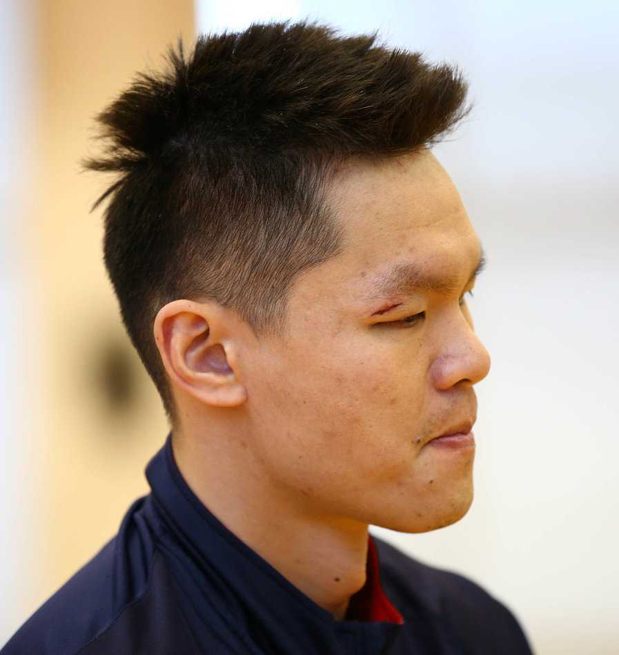 教练组将队员召集到一起，通过战术板进行细致指导，大家围成一圈，认真聆听，试图在绝境中寻找一线生机。