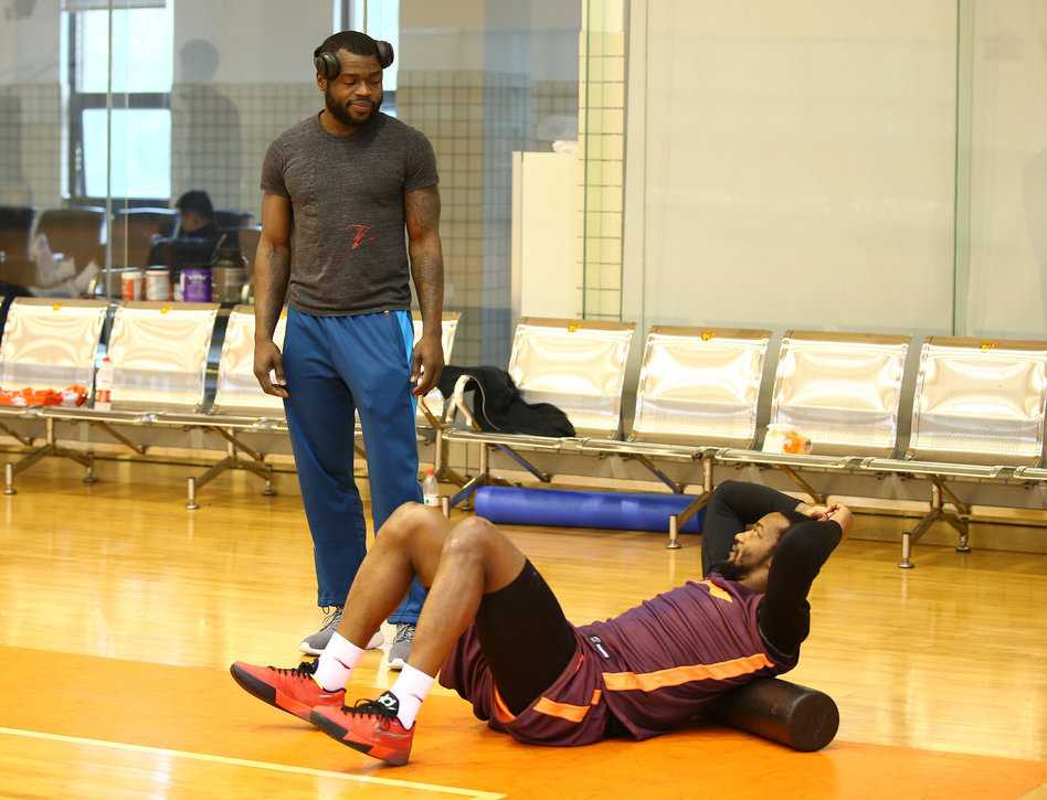 老将王仕鹏双手紧紧将球抱在怀中，眼神坚定而警惕，仿佛在守护着球队最后的机会，不愿让任何人夺走。