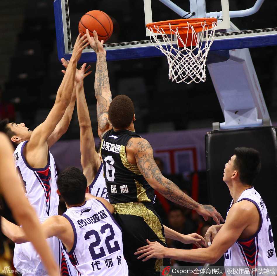 山东队睢冉在包夹中冷静送出妙传，皮球穿越防守人墙飞向内线队友，他的眼神专注而坚定，指挥官气质尽显。