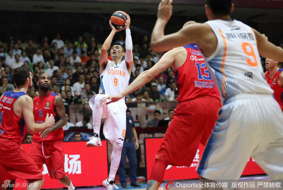 刘炜在对方高大球员的干扰下，采用骑马射箭的姿势将球抛出，身体在空中失去平衡