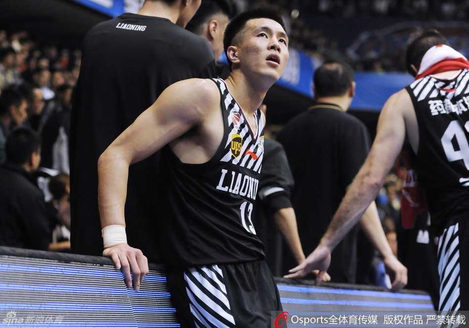 在震耳欲聋的助威声中，韩德君庞大的身躯重重地趴倒在冰冷的地板上，眼中满是不甘与无力，仿佛用尽了全力也无法撬动胜利的天平。