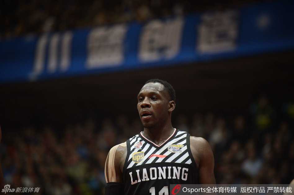 失落的辽宁将士们神情木然地站在场边，郭艾伦深深地低下头，不愿让人看到他眼中的泪水，整个团队笼罩在一片悲情的寂静之中。