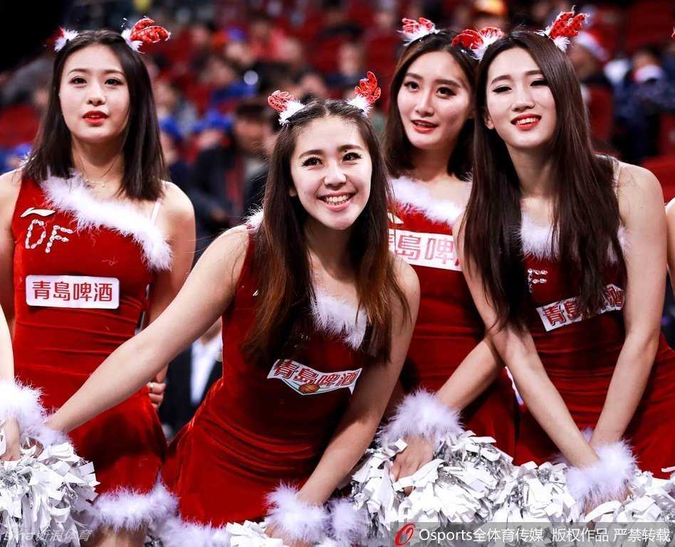 全景镜头下，数位拉拉队员排成整齐队形，红白相间的圣诞短裙格外亮眼，她们正随着音乐节拍整齐地舞动。