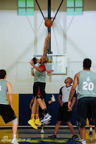 深圳球员快攻中高高跃起准备隔扣，虽然身前没有防守人，但起跳高度和舒展动作尽显美式训练成果。