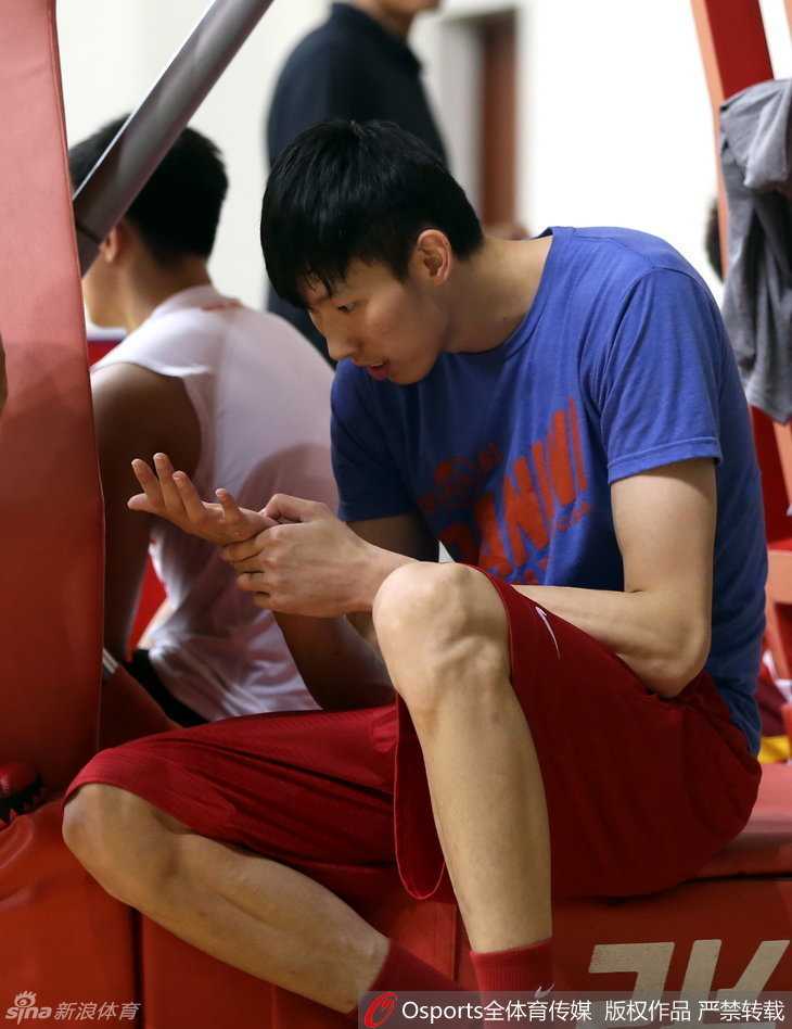 李慕豪在训练中展现出惊人的爆发力，他高高跃起，双手狠狠地将球砸进篮筐，用一记势大力沉的霸气扣篮宣告着自己的努力与决心。