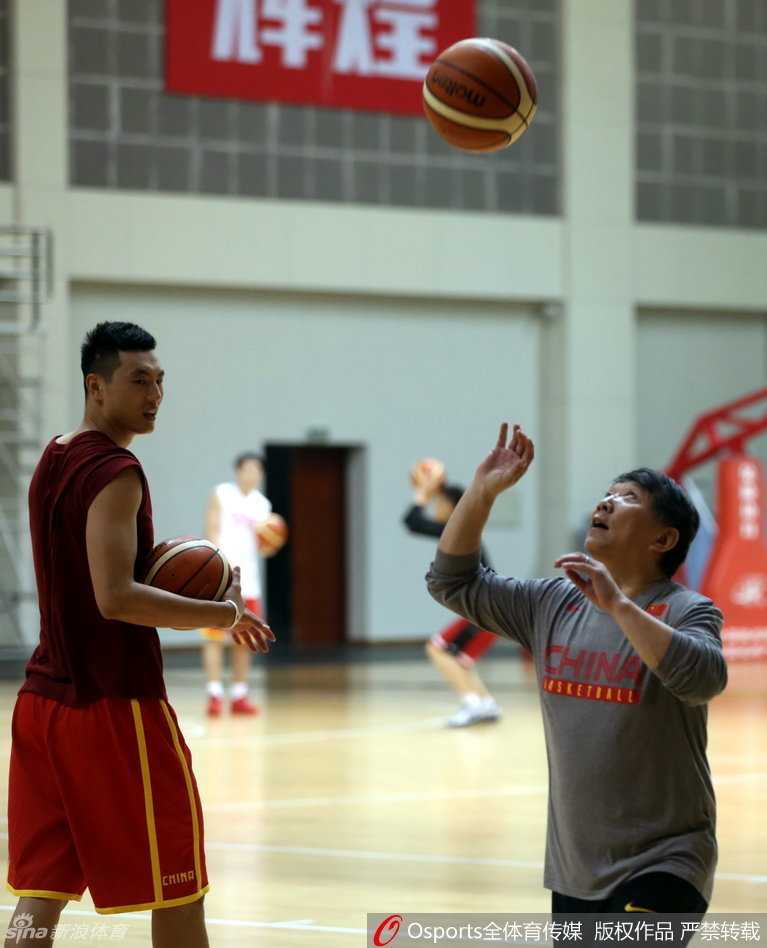 主教练宫鲁鸣指导亲自披挂上阵，用一记标准而充满力量的示范扣篮，向队员们展示着即使年岁渐长，但篮下的技术和霸气丝毫不减，瞬间点燃了训练场的热情。