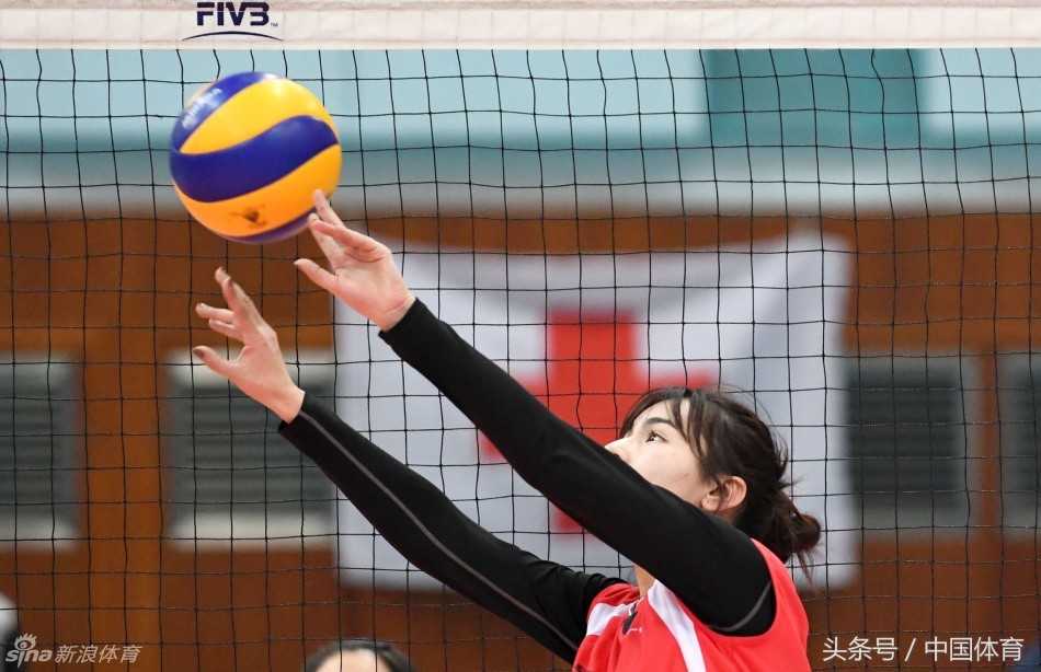 场边的阿迪娜表情纠结，咬着嘴唇与身旁的队友低声商议，似乎正在为如何破解对手的强攻而苦恼