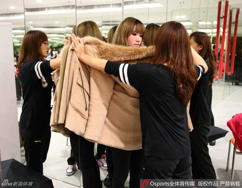 临上场前，几位篮球宝贝围在一起做最后的加油鼓劲，微笑洋溢整装待发