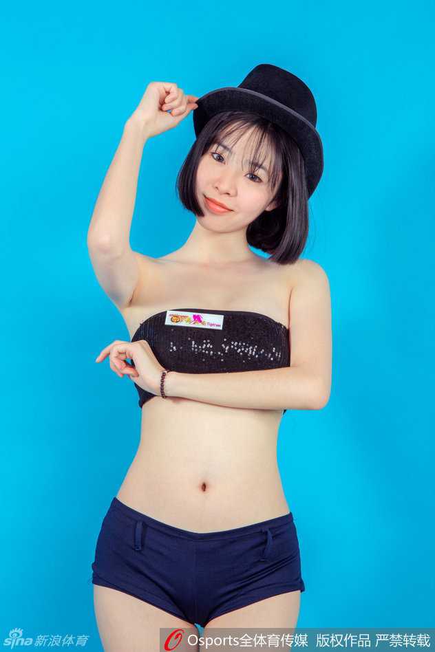 聚光灯下，啦啦队员们变换队形，黄逸辉被队友簇拥在中心，她们灿烂的笑容如同冬日里的暖阳，感染着看台上的每一位观众。