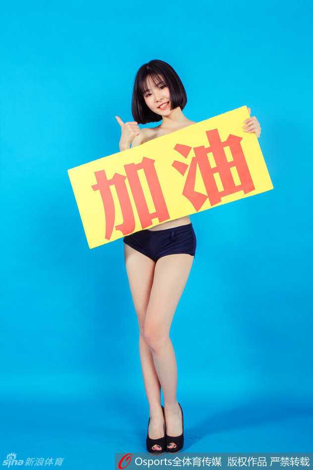 表演落幕，黄逸辉与队友们携手向观众鞠躬致意，优雅的姿态与自信的微笑，定格了属于她们的荣耀时刻。