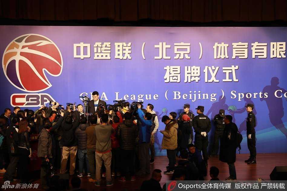 面对众多媒体的话筒和摄像机，姚明在采访中从容淡定，眼神坚定而诚恳，他用富有哲理的语言分享着对联赛未来的构想，让人感受到这位新晋副董事长思考的深度。